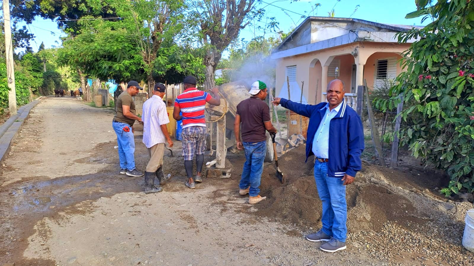 El alcalde Adalberto Ramírez estuvo supervisando los trabajos de aceras y contenes en Bajabonico Arriba.  